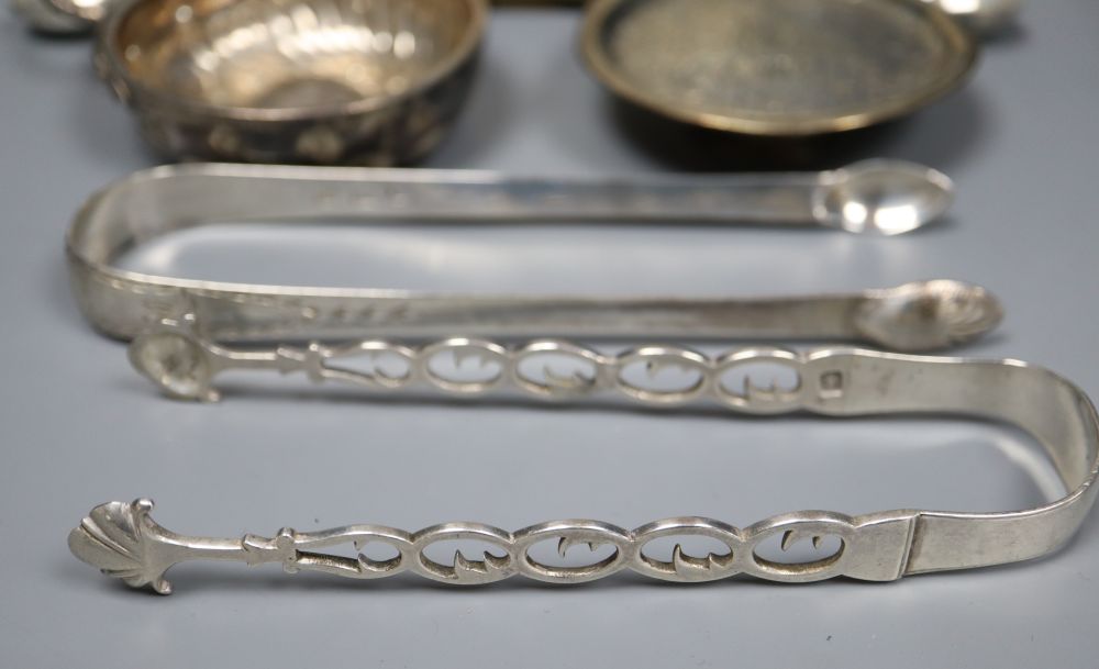 A cased set of six silver teaspoons spoons, two pairs of tongs, paten dish and three other items.